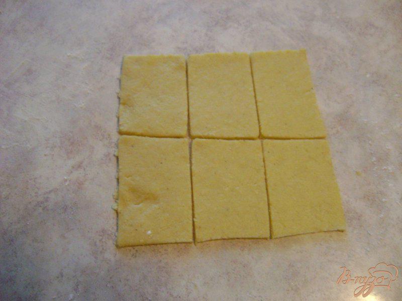Фото приготовление рецепта: Печенье с сырным вкусом шаг №7