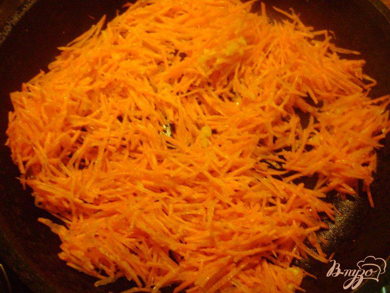 Фото приготовление рецепта: Вешенки с морковью шаг №4