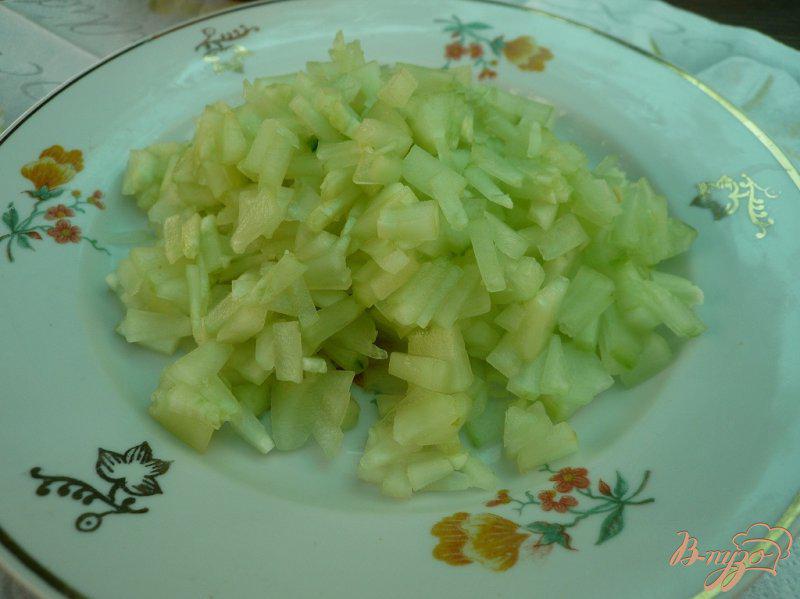 Фото приготовление рецепта: Лёгкий салат из печени трески шаг №4