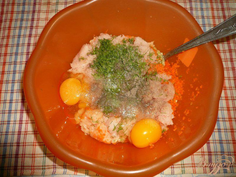 Фото приготовление рецепта: Нежные куриные котлетки с кабачком и морковью шаг №4