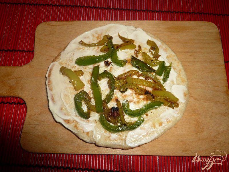 Фото приготовление рецепта: Пита с овощами и сыром шаг №3
