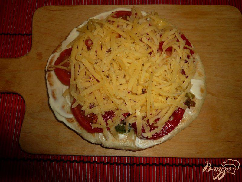 Фото приготовление рецепта: Пита с овощами и сыром шаг №6