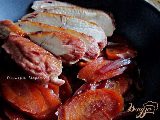 Фото приготовление рецепта: Куриные грудки с морковью в вишневом соке шаг №6