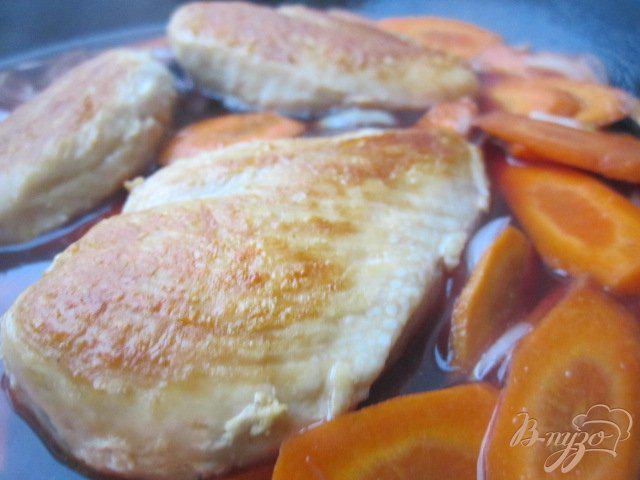 Фото приготовление рецепта: Куриные грудки с морковью в вишневом соке шаг №4