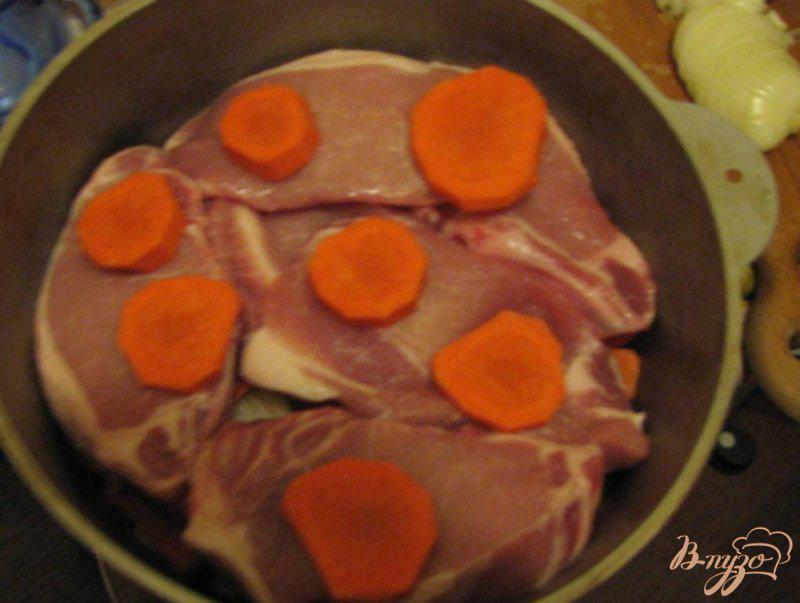 Фото приготовление рецепта: Антрекот с морковью в чугунке шаг №2