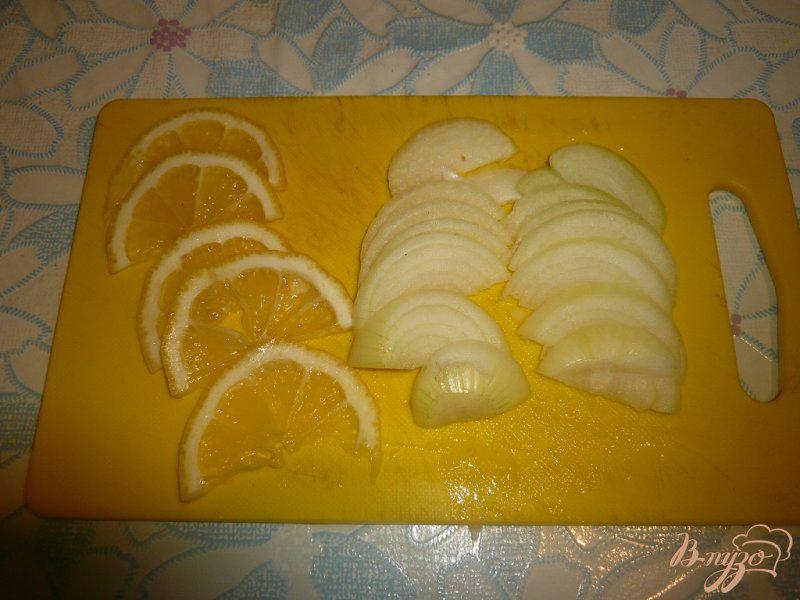 Фото приготовление рецепта: Скумбрия в фольге, с лимоном и луком шаг №3