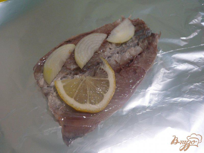 Фото приготовление рецепта: Скумбрия в фольге, с лимоном и луком шаг №4
