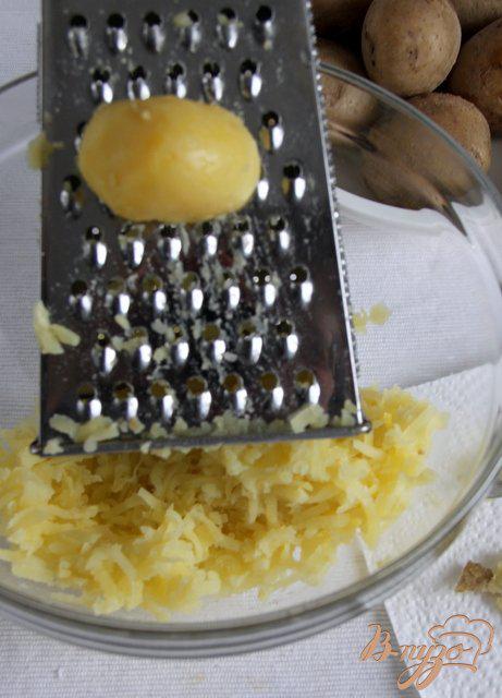 Фото приготовление рецепта: Картофельные котлеты с брынзой в полента-панировке шаг №2
