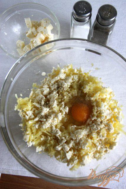 Фото приготовление рецепта: Картофельные котлеты с брынзой в полента-панировке шаг №3