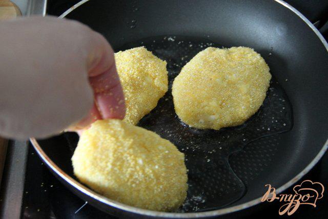 Фото приготовление рецепта: Картофельные котлеты с брынзой в полента-панировке шаг №5