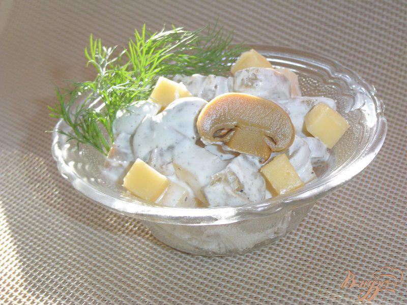 Фото приготовление рецепта: Грибной салат с сыром шаг №5