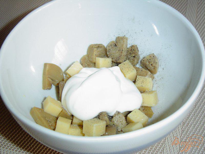 Фото приготовление рецепта: Грибной салат с сыром шаг №4