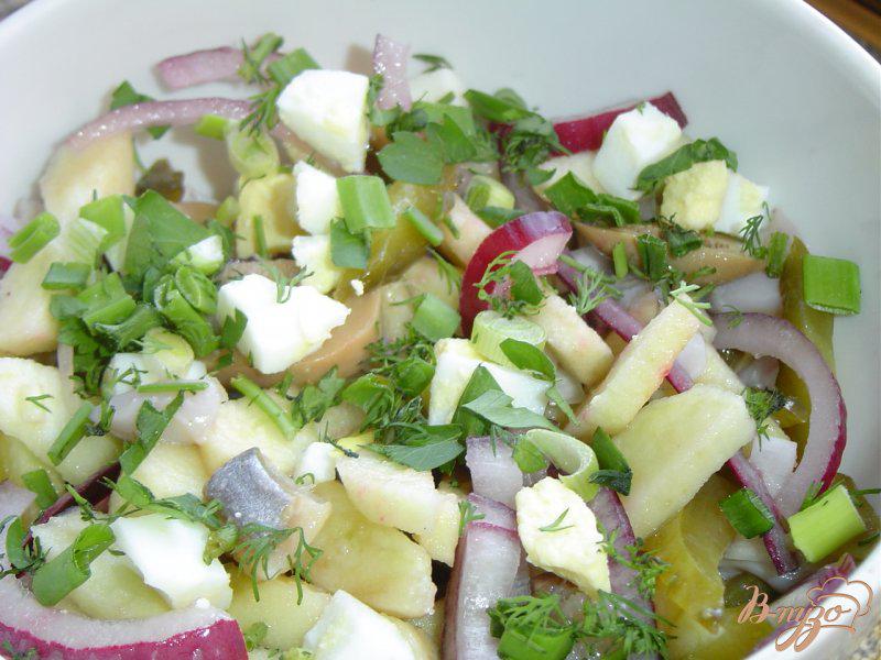 Фото приготовление рецепта: Салат с шампиньонами, сельдью и осминожками шаг №7