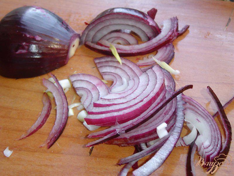 Фото приготовление рецепта: Салат с шампиньонами, сельдью и осминожками шаг №5