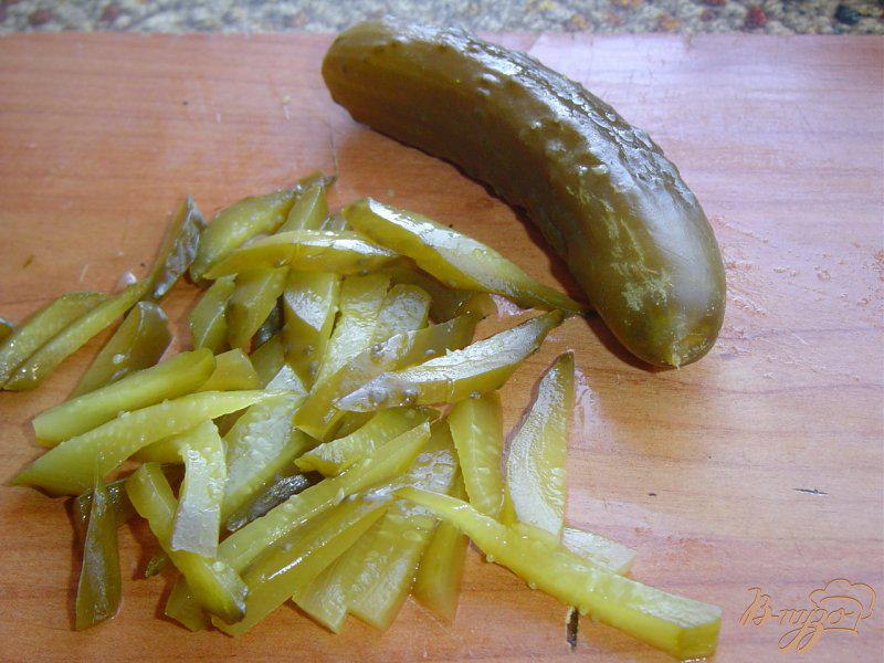 Фото приготовление рецепта: Салат с шампиньонами, сельдью и осминожками шаг №2