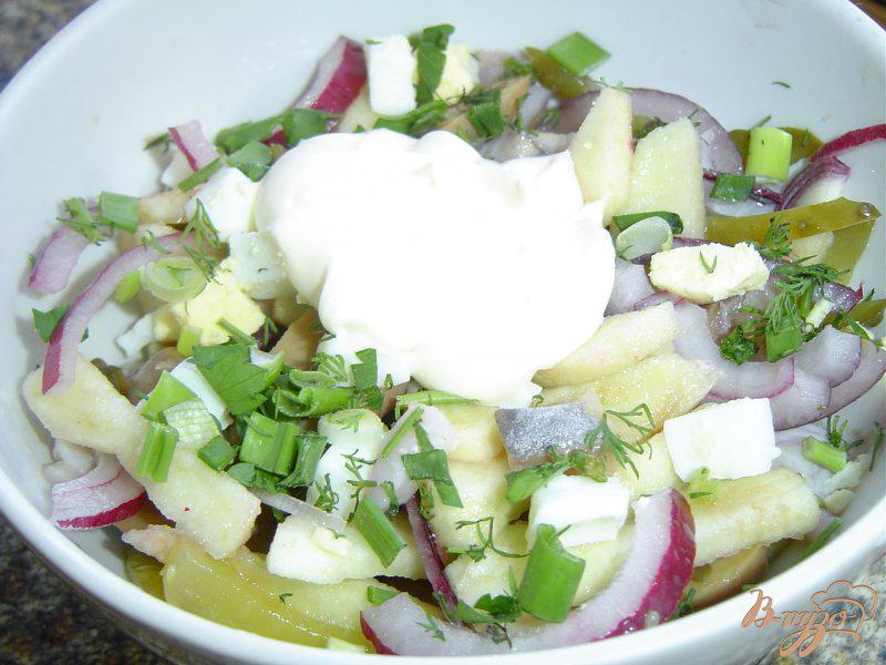 Фото приготовление рецепта: Салат с шампиньонами, сельдью и осминожками шаг №8