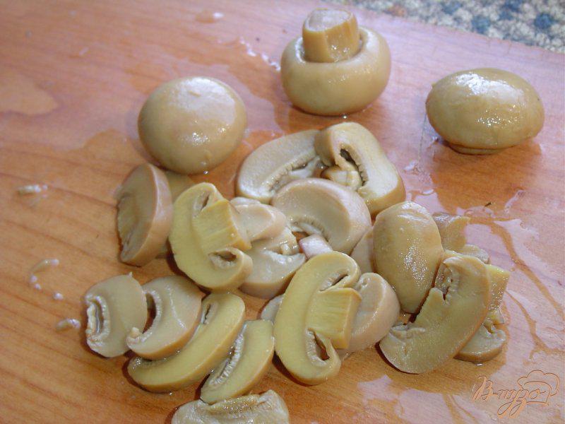 Фото приготовление рецепта: Салат с шампиньонами, сельдью и осминожками шаг №1