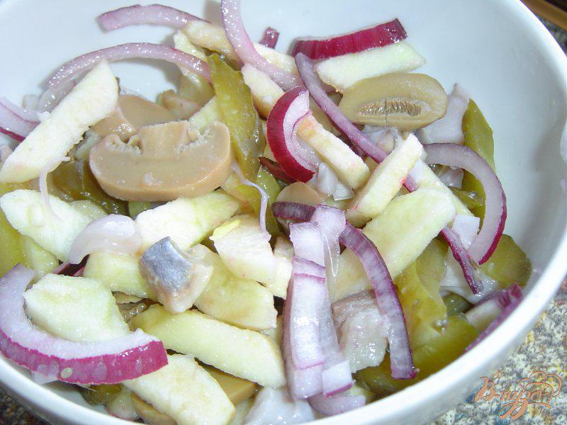 Фото приготовление рецепта: Салат с шампиньонами, сельдью и осминожками шаг №6