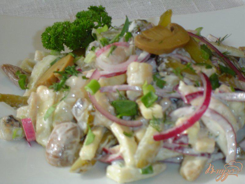 Фото приготовление рецепта: Салат с шампиньонами, сельдью и осминожками шаг №9