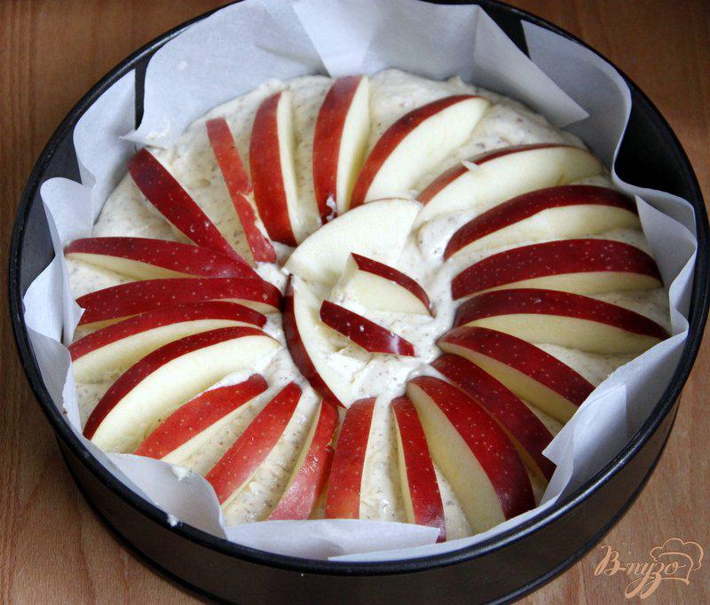 Фото приготовление рецепта: Миндально-яблочный пирог шаг №6