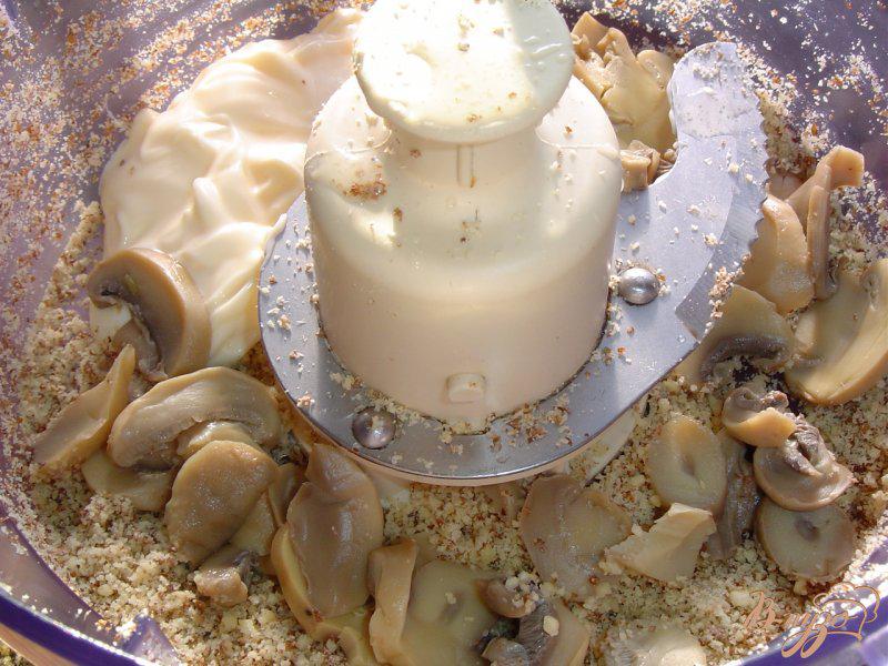 Фото приготовление рецепта: «Трубочки» с закуской из грибов, сыра, балыка шаг №2