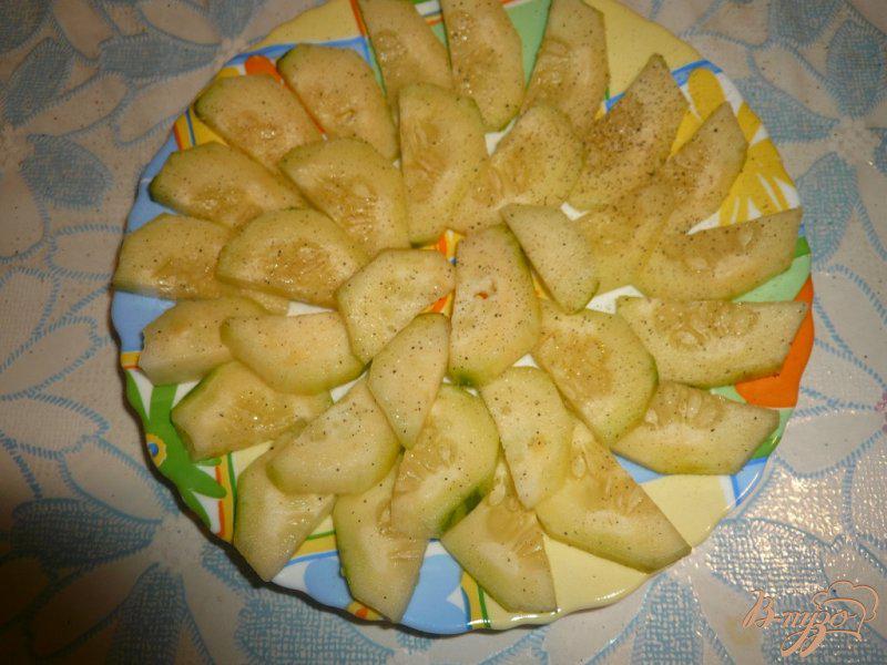 Фото приготовление рецепта: Салат из свежих огурцов с мёдом шаг №3