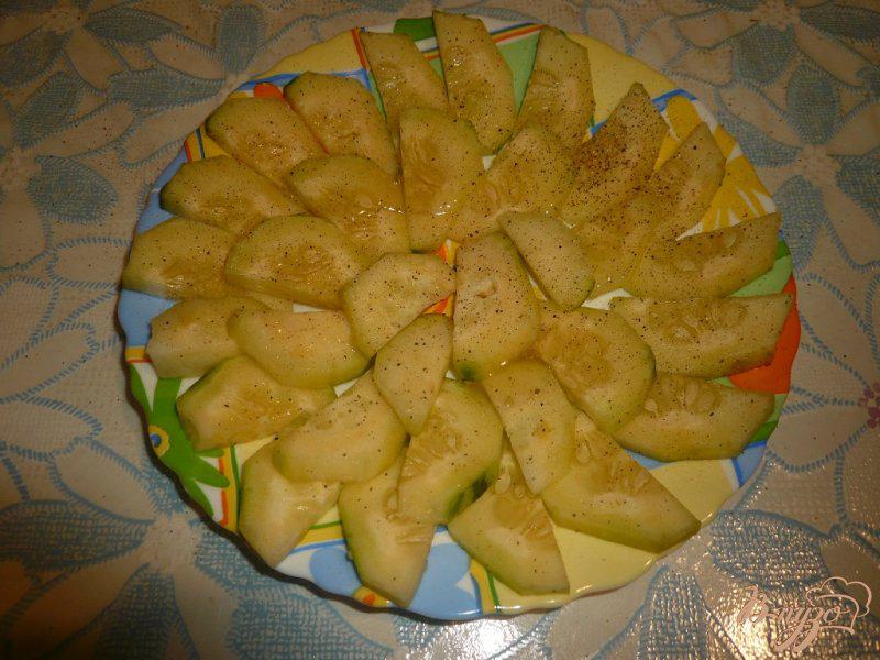 Фото приготовление рецепта: Салат из свежих огурцов с мёдом шаг №5