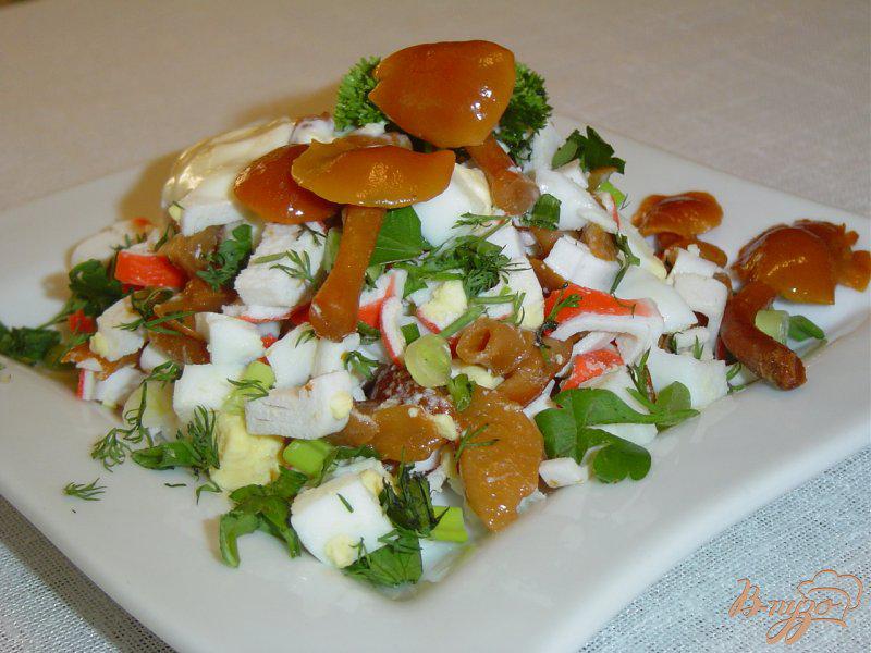 Фото приготовление рецепта: Салат с опятами и крабовыми палочками шаг №5