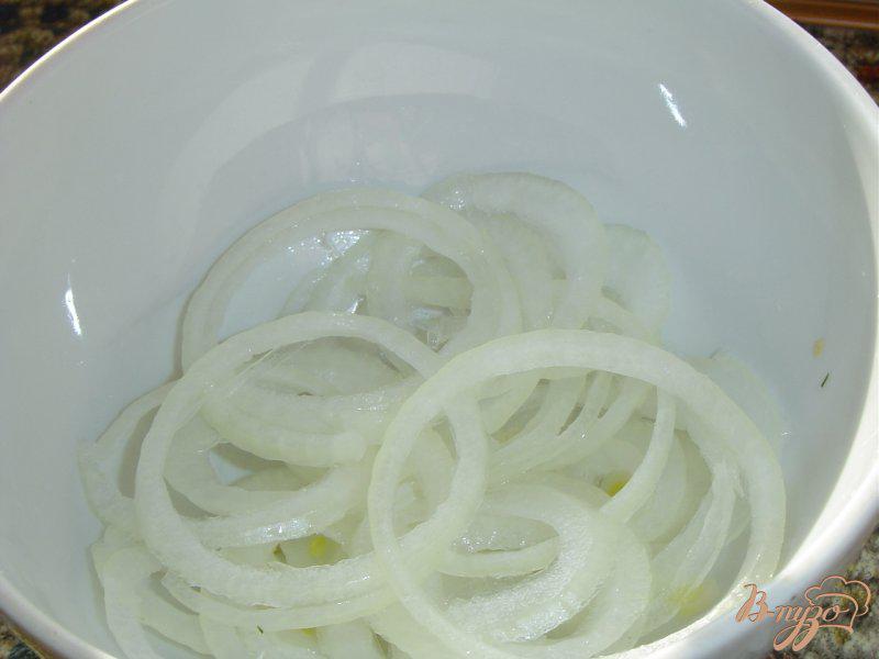 Фото приготовление рецепта: Картофельный салат с грибами и клюквой шаг №3