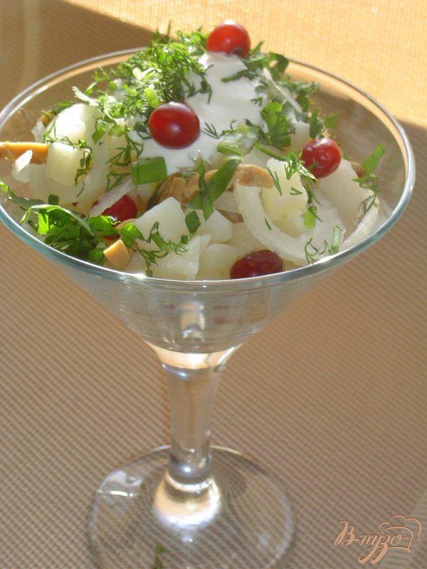 Фото приготовление рецепта: Картофельный салат с грибами и клюквой шаг №6