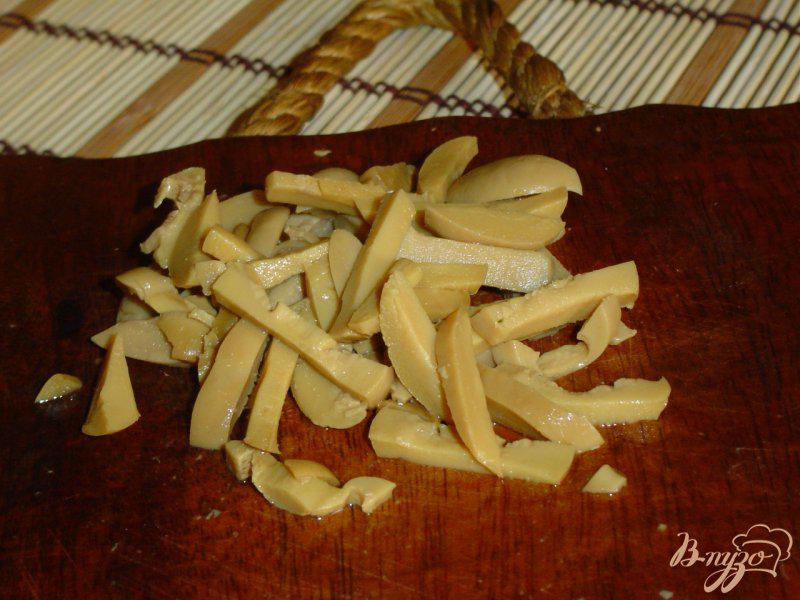 Фото приготовление рецепта: Картофельный салат с грибами и клюквой шаг №2