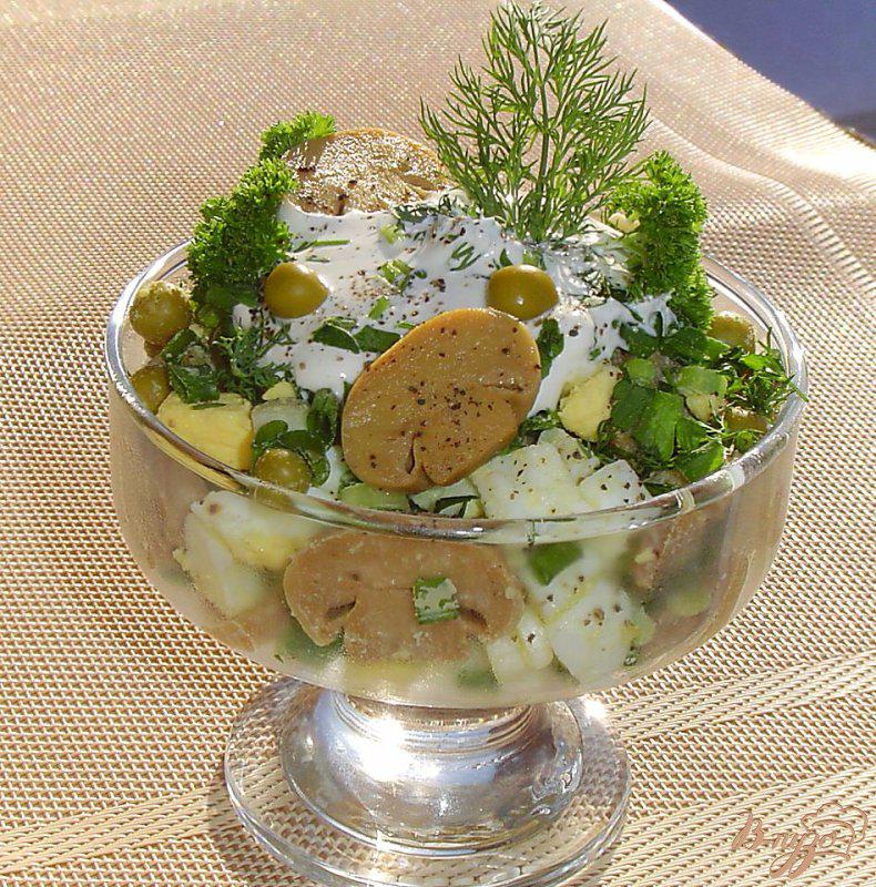 Фото приготовление рецепта: Салат из шампиньонов и зеленого горошка шаг №7