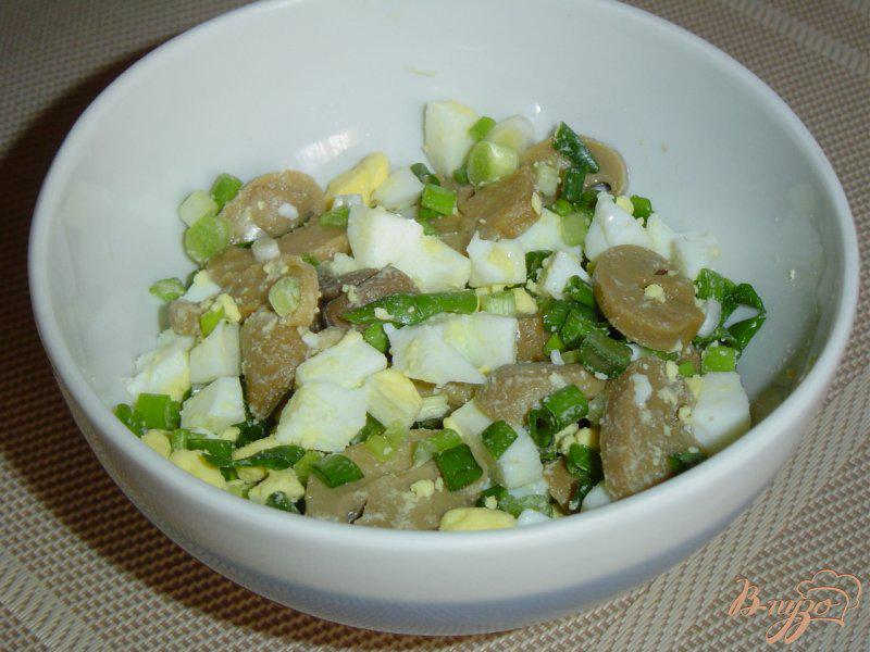 Фото приготовление рецепта: Салат из шампиньонов и зеленого горошка шаг №4