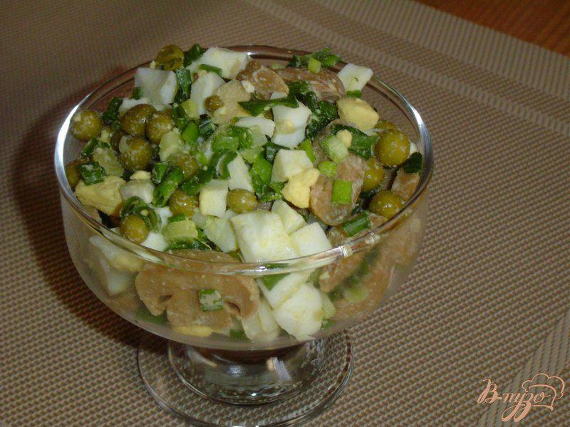 Фото приготовление рецепта: Салат из шампиньонов и зеленого горошка шаг №6