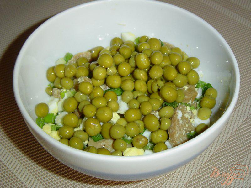 Фото приготовление рецепта: Салат из шампиньонов и зеленого горошка шаг №5