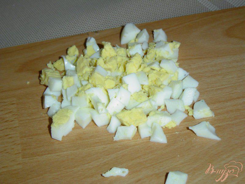 Фото приготовление рецепта: Салат из шампиньонов и зеленого горошка шаг №1