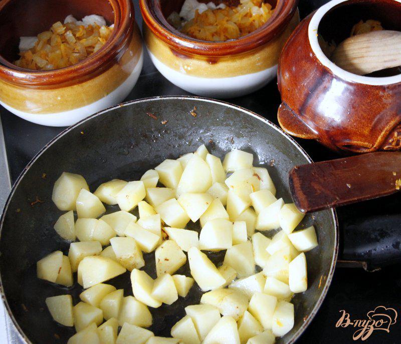 Фото приготовление рецепта: Сливочный горшочек с курицей картофелем и горошком шаг №4