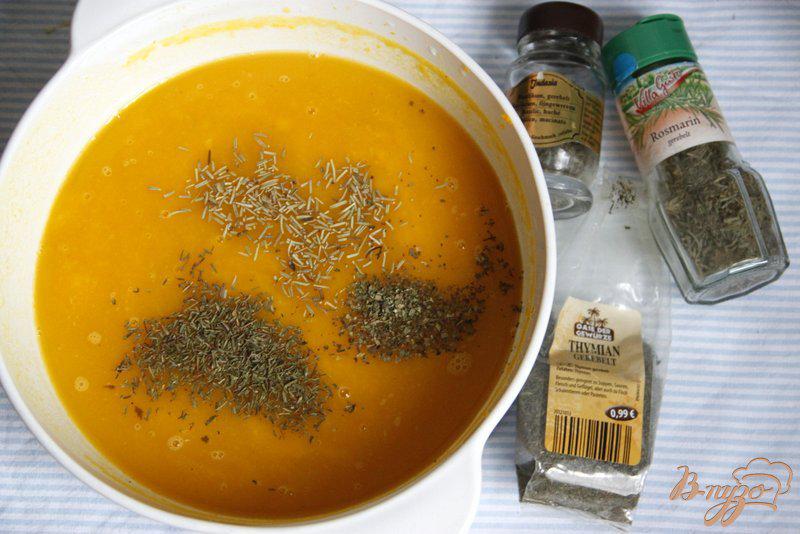 Фото приготовление рецепта: Тыквенный суп-пюре с грецкими орехами шаг №4