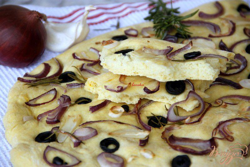 Фото приготовление рецепта: Фокачча с шафраном, луком, чесноком и маслинами шаг №7