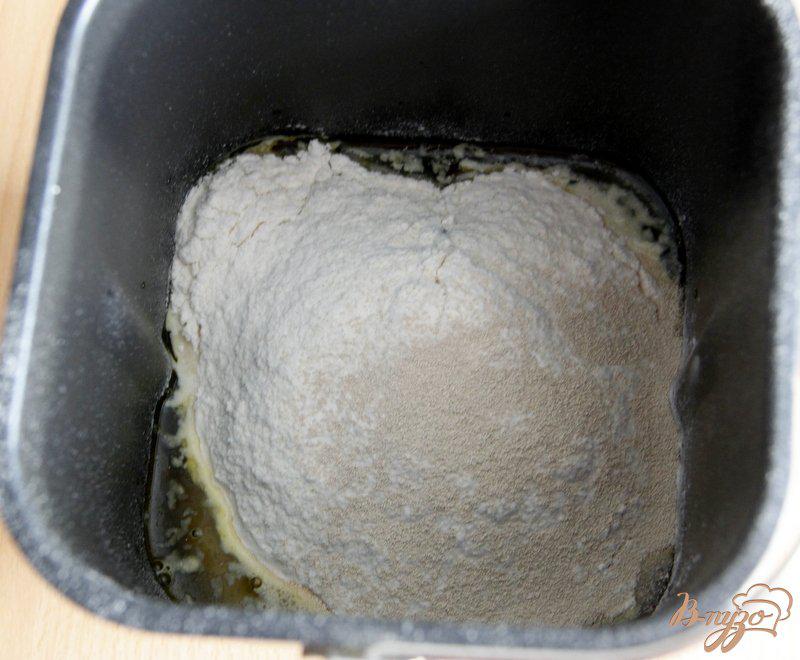Фото приготовление рецепта: Фокачча с шафраном, луком, чесноком и маслинами шаг №2