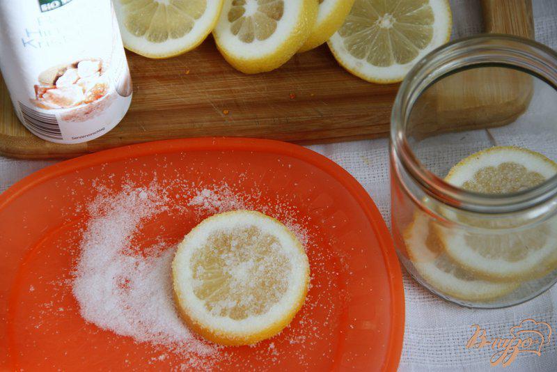 Фото приготовление рецепта: Солёные лимоны шаг №2