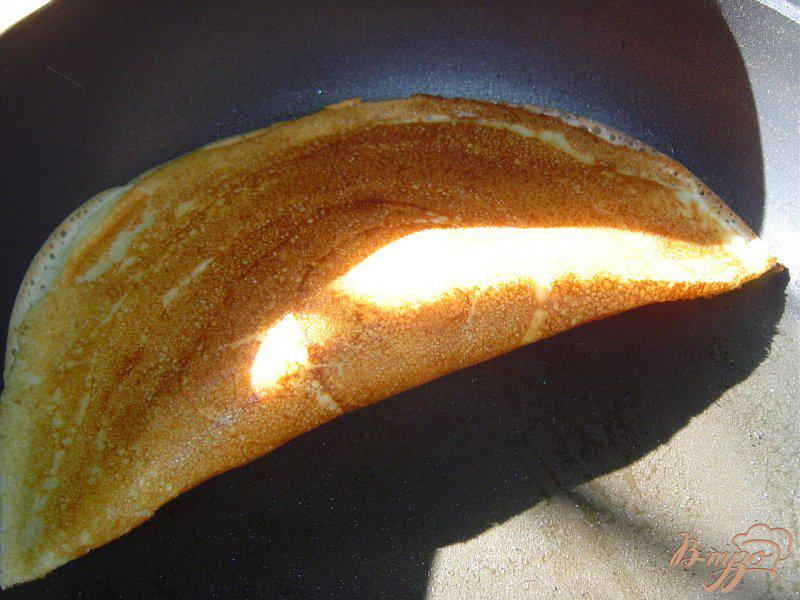 Фото приготовление рецепта: Блинчатые пирожки с начинкой из курятины и грибов шаг №10