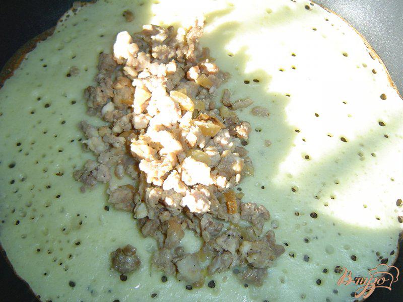 Фото приготовление рецепта: Блинчатые пирожки с начинкой из курятины и грибов шаг №9