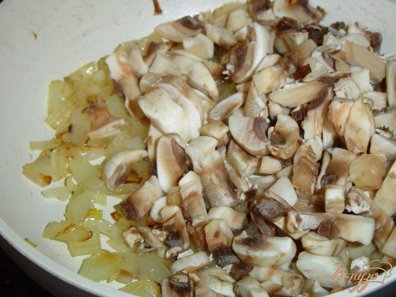 Фото приготовление рецепта: Блинчатые пирожки с начинкой из курятины и грибов шаг №4