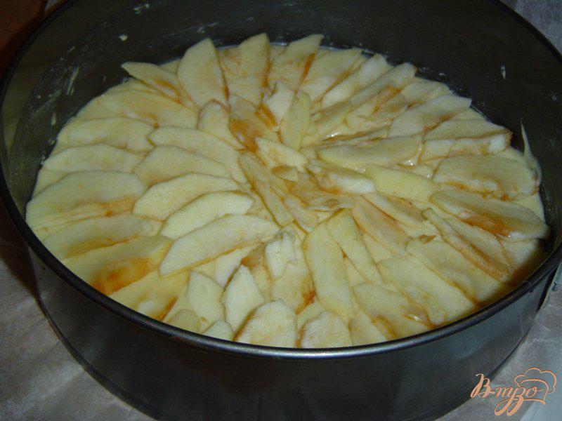 Фото приготовление рецепта: Быстрый пирог с яблоками на кефире шаг №6