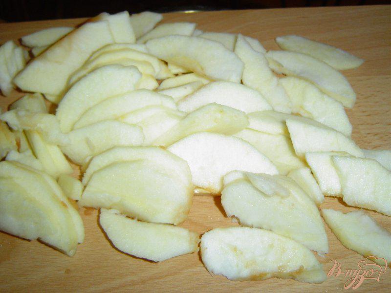 Фото приготовление рецепта: Быстрый пирог с яблоками на кефире шаг №4