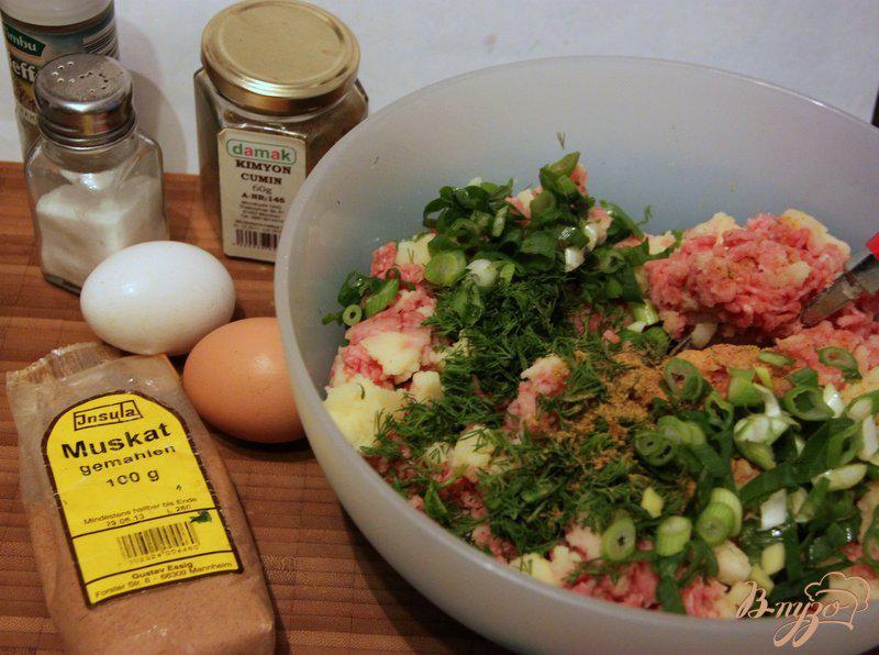 Фото приготовление рецепта: Ленивые зразы из фарша, картофеля с зеленью шаг №3
