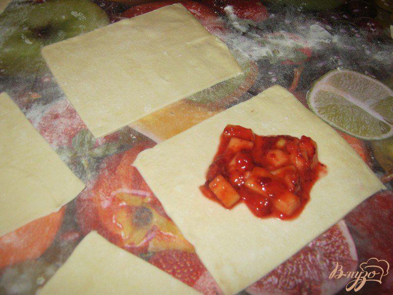 Фото приготовление рецепта: Слоёные конвертики с фруктовой начинкой шаг №4