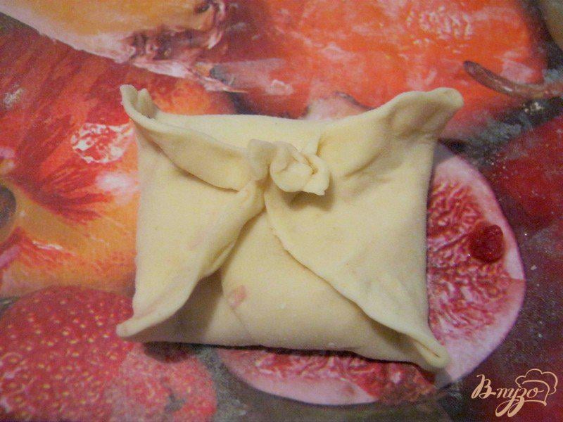 Фото приготовление рецепта: Слоёные конвертики с фруктовой начинкой шаг №5