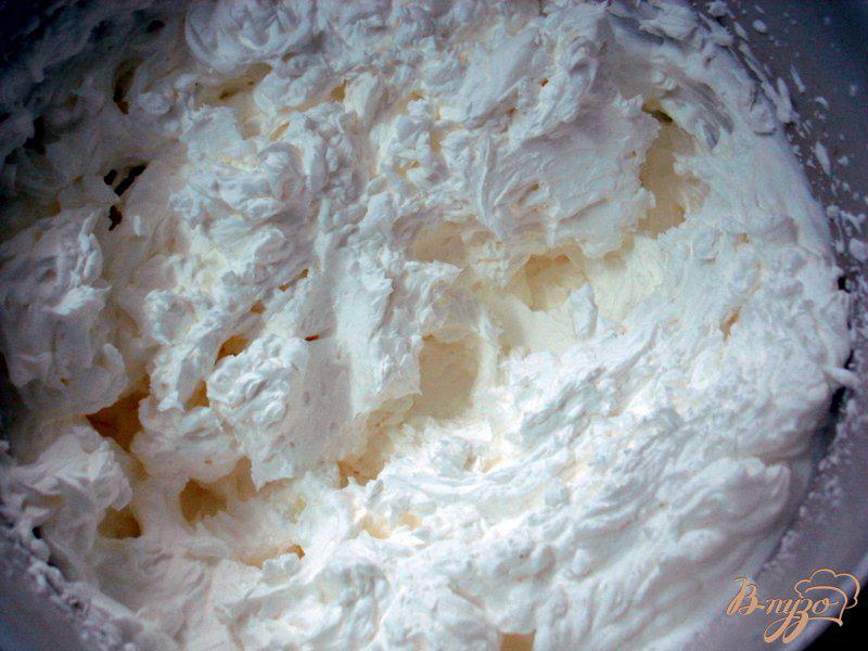Фото приготовление рецепта: Торт персико - малиновый без выпечки шаг №7